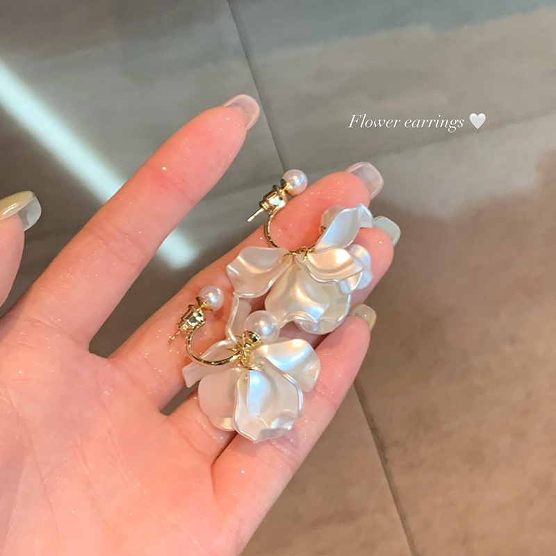 French pearl and flower double-ear tassel earrings exude a sense of high-end elegance and grandeur. Stud earrings are exquisite and beautiful earrings for women Specification drawing