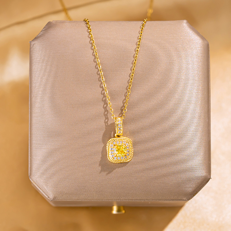 The Douyin hit golden cube sugar titanium steel necklace, a fashionable and exquisite women's fashion zircon square diamond collarbone chain, a trendy and elegant accessory full figure