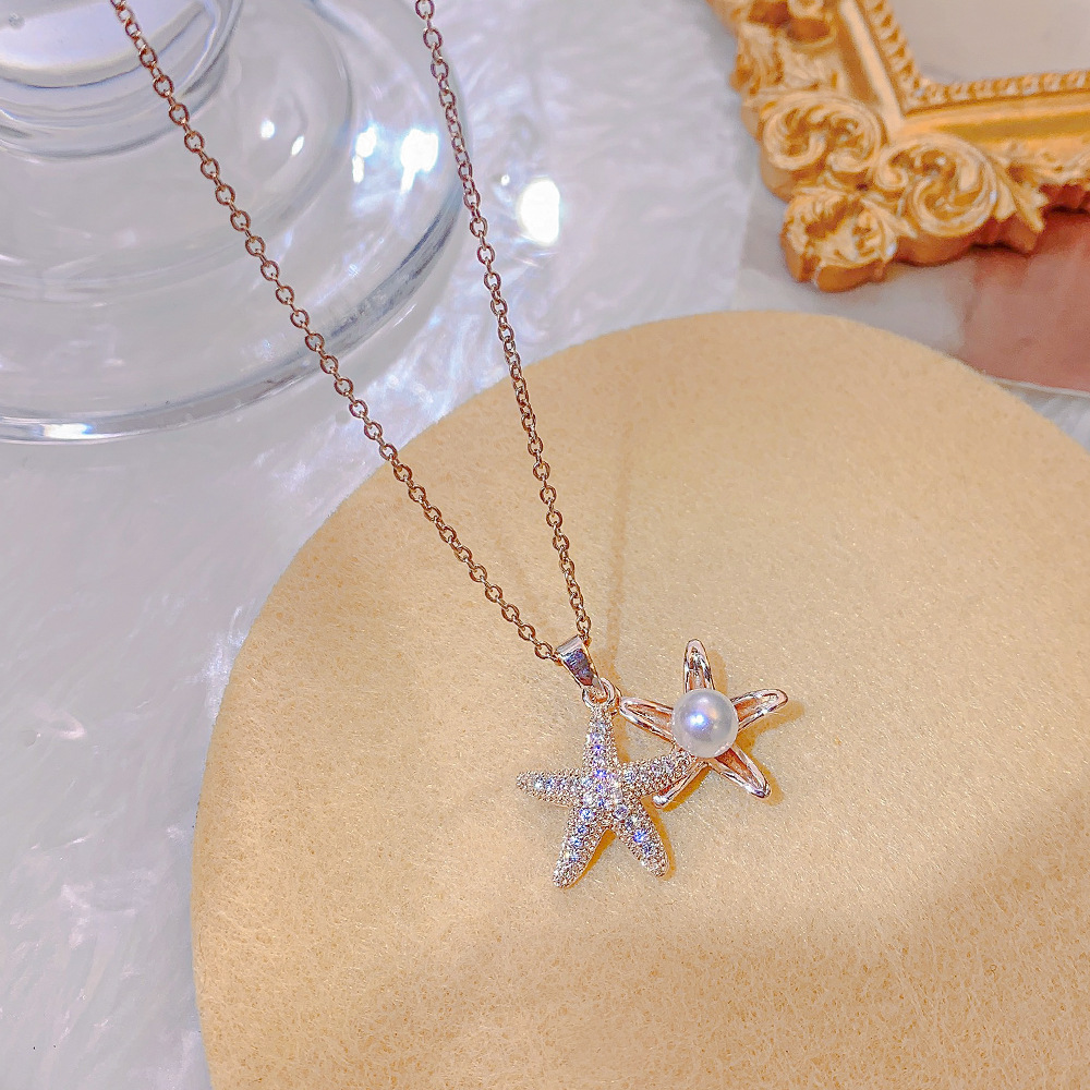 The golden starfish pearl necklace is a trendy and niche design for women on Instagram. It features an openable pendant set with diamonds and is a light luxury titanium steel necklace details Picture