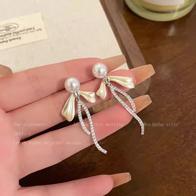 White bow pearl stud earrings are long earrings suitable for women with big round faces, exuding a light luxury and high-end charm Specification drawing