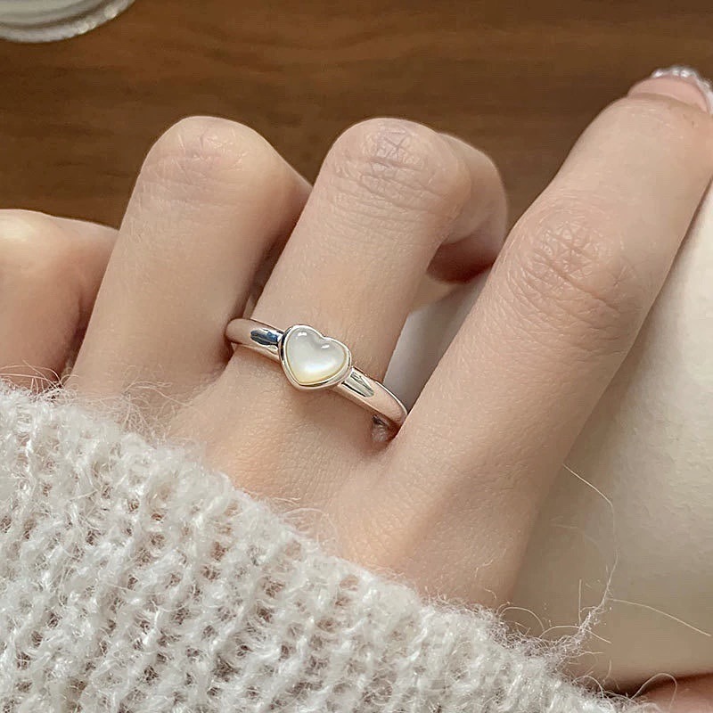 The new moonlight heart ring is a niche, cold, and simple Instagram style. It's a sophisticated and elegant open-top ring for women full figure