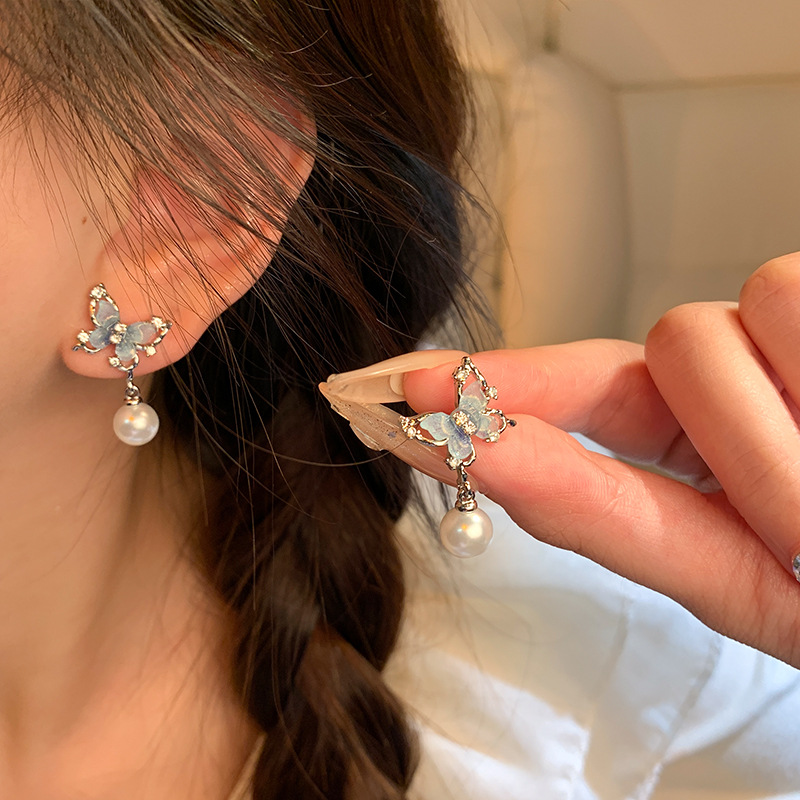 Blue butterfly tassel pearl earrings are trendy, versatile, high-end and elegant stud earrings for women on Instagram. They are popular earrings for young girls details Picture