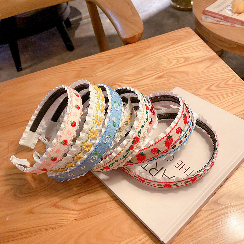 The new summer flower-embroidered fabric fairy hair band is a versatile Japanese-style cute, sweet and fresh hair accessory Application Scenario