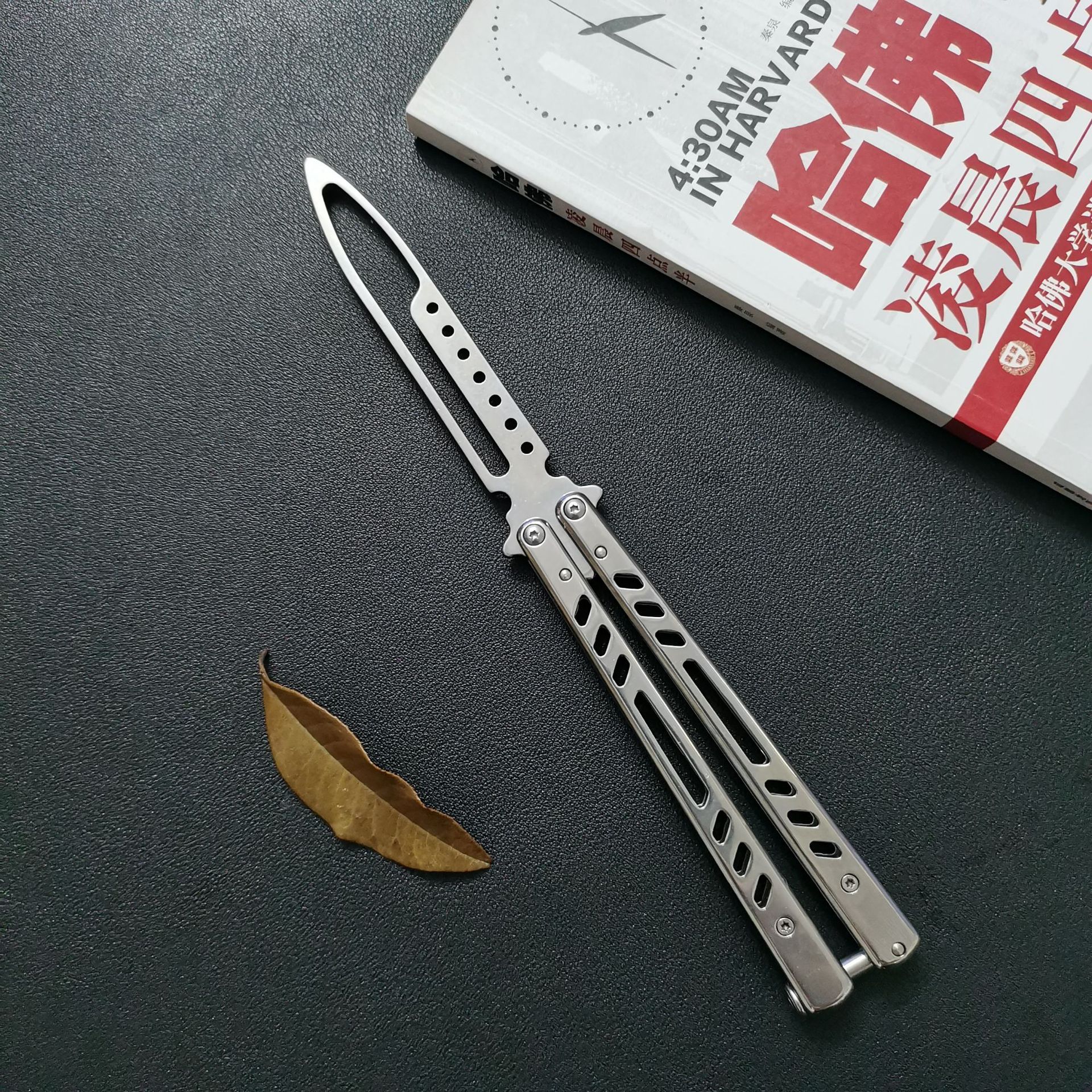 Factory wholesale butterfly knives, practice swinging knives, beginner game training, folding knives, multi-functional toys, no sharp edges undefined