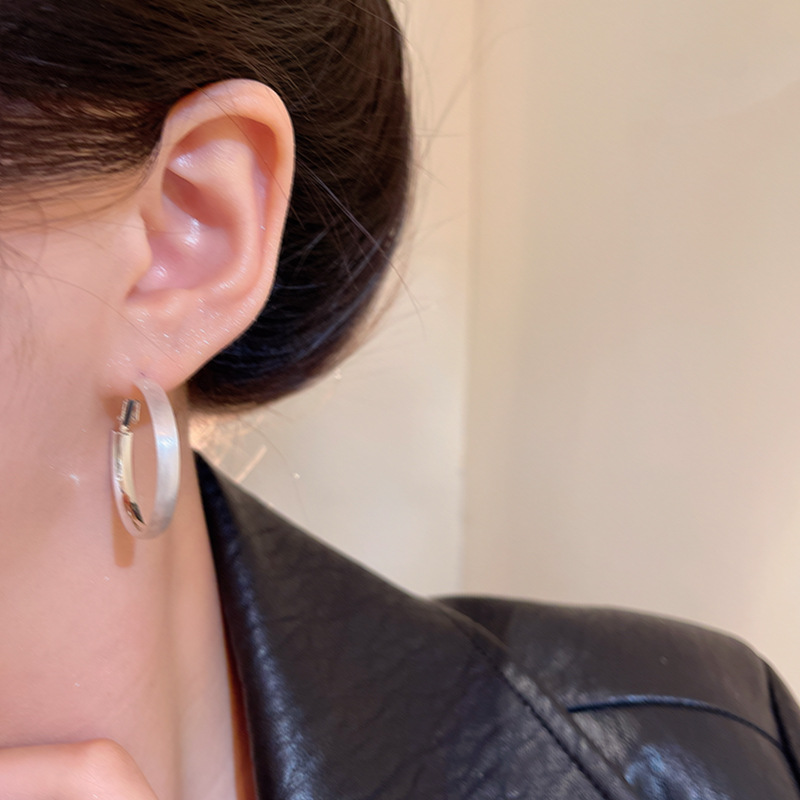 Brushed metal plain ear rings, a unique, exquisite and fashionable, versatile earring and accessory for women's cold style on Instagram Application Scenario