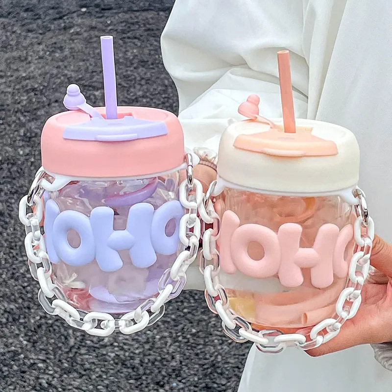 Cute girl glass cup, high appearance level, simple straw cup. Girls carry chains and carry ins water cups in summer full figure