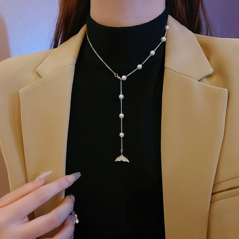 The light luxury fishtail adjustable pearl titanium steel necklace exudes a sense of sophistication for women, is a versatile and trendy pendant, a bestseller, and a stylish collarbone chain Application Scenario