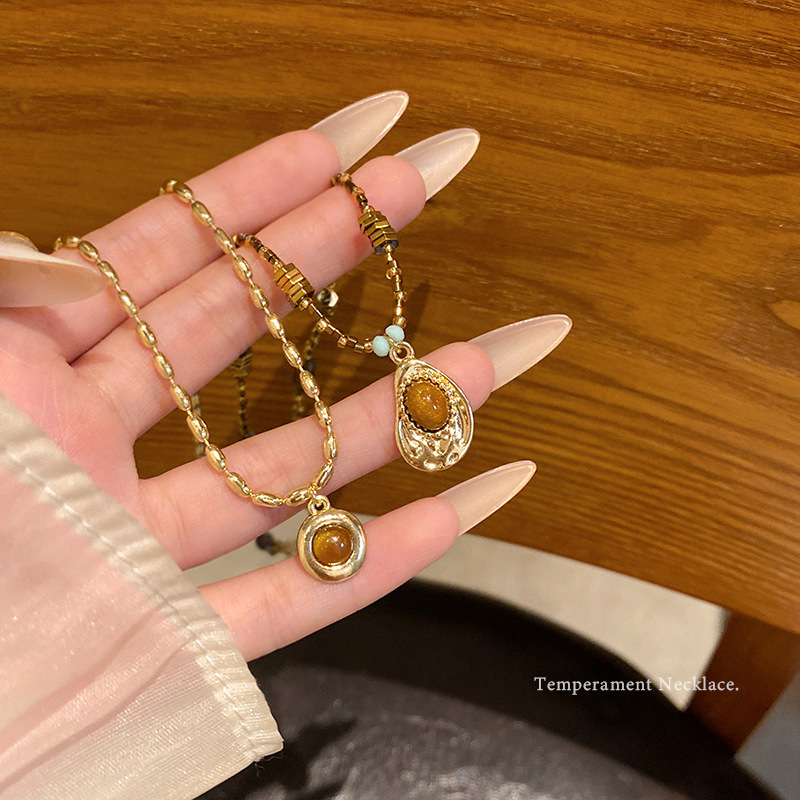 The Maillard coffee-colored irregular tiger's eye necklace, a retro collarbone chain with feminine charm, is a versatile and popular accessory for autumn and winter full figure