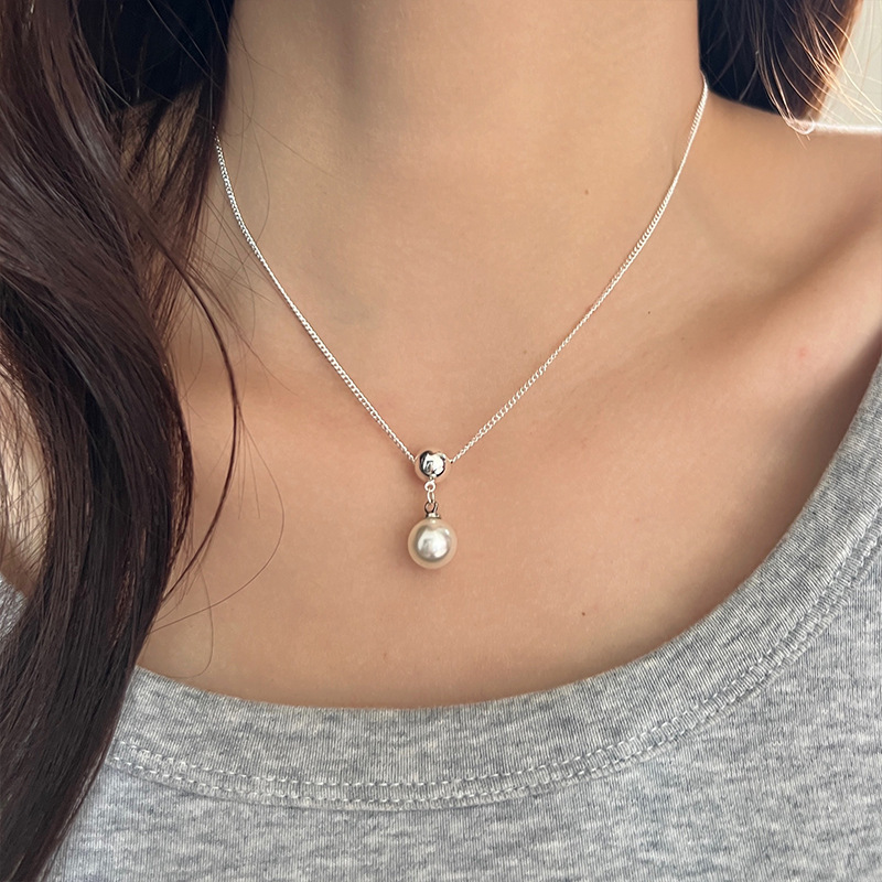 Pearl pendant necklace for women, summer, light luxury, niche design, high-end accessory, French style, versatile collarbone chain full figure