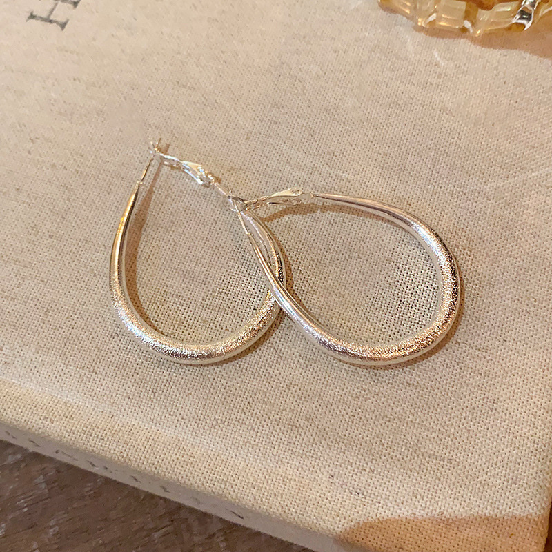 Korean-style high-end metallic matte teardrop ear rims, ins European and American style, versatile and commuter style ear studs and ear buckles Application Scenario