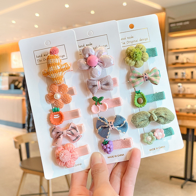 Baby hair clips for girls with less hair won't damage the hair. Adorable and super cute for infants and toddlers. Hair clips, small clips, and headwear Specification drawing