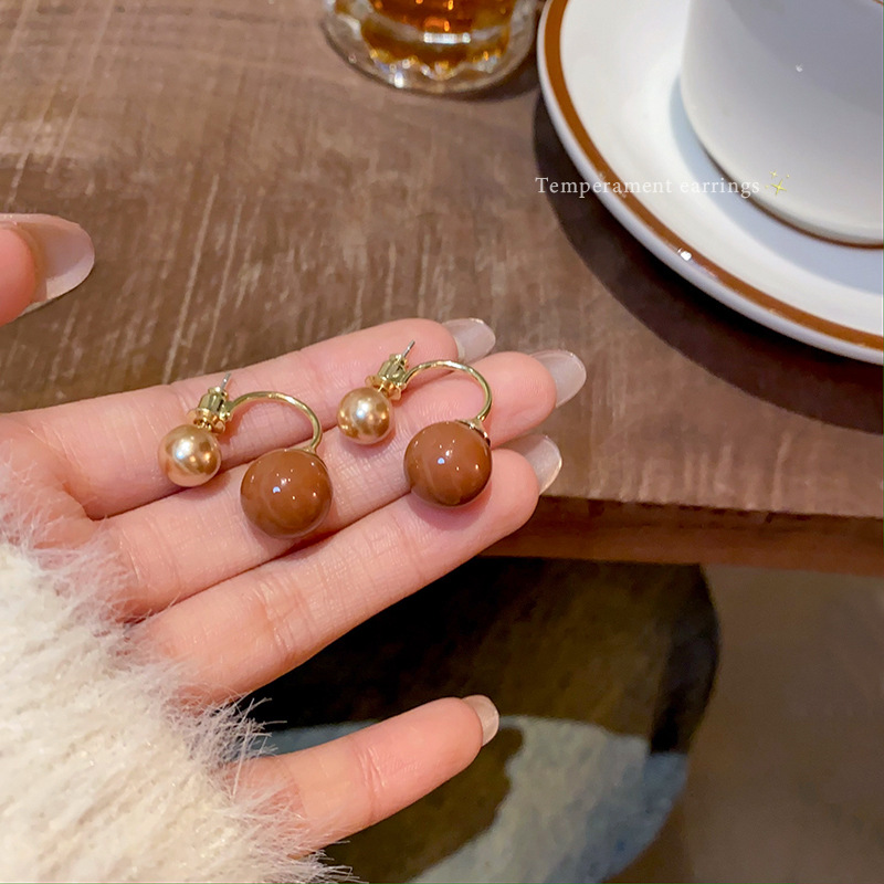 Retro coffee-colored Maillard round ball earrings, a niche design for women's spring and summer, with a high-end feel and a light luxury style full figure