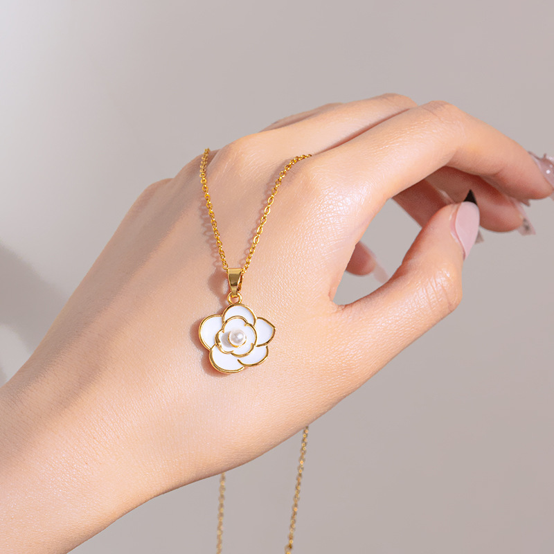 This is a retro and light luxury women's retro camellia oil drip necklace with pearl collarbone and a high-end Korean-style accessory Application Scenario
