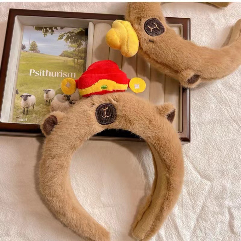 The New Year's God of Wealth Golden ingot capybara hairband is cute and cute. It features a plush high skull top and a wide-edge cartoon headband for autumn and winter Application Scenario