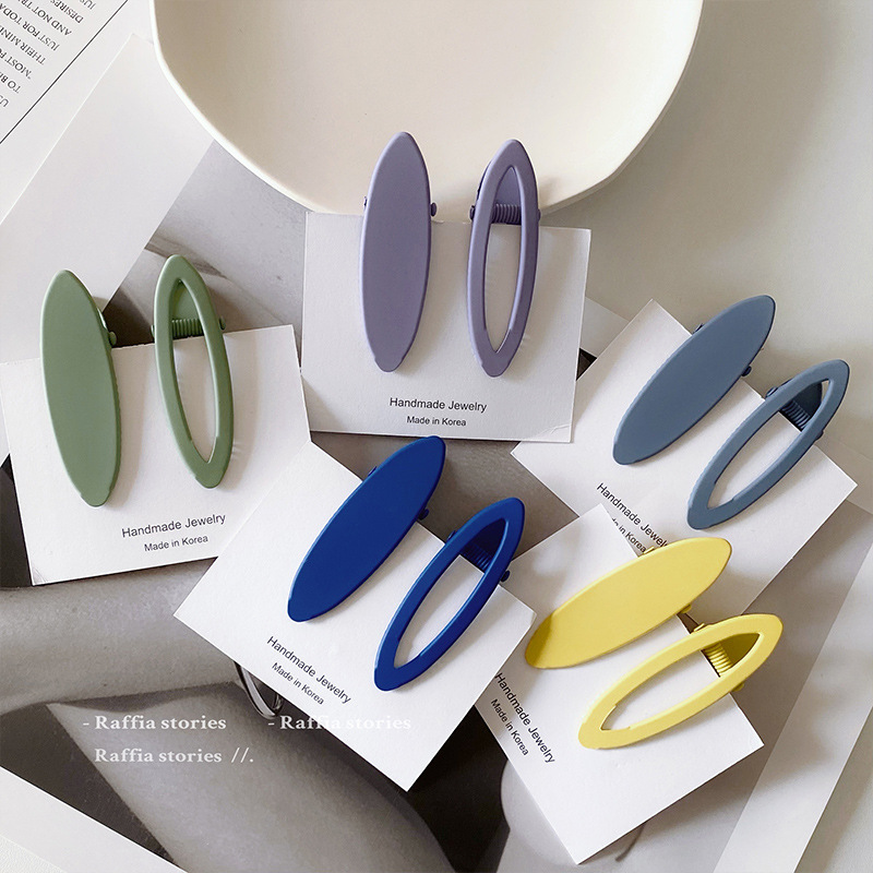 A new two-piece headwear set featuring a simple and stylish Morandi color hair clip with an oval combination and a duckbill clip full figure