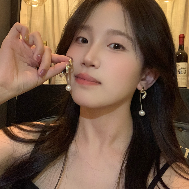 Light luxury diamond-encrusted spiral tassel pearl earrings, a niche design for women with elegant stud earrings, a new style of elegant earrings in 2025 Specification drawing