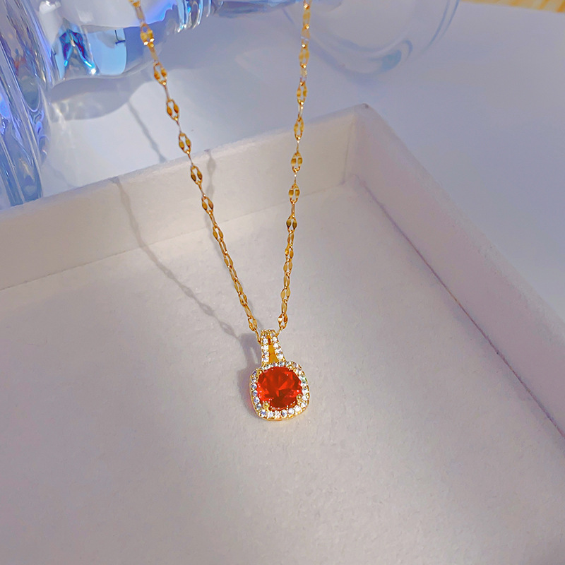 Gold zircon pendant titanium steel necklace, women's fashionable square diamond simple collarbone chain, internet-famous elegant light luxury accessory Specification drawing