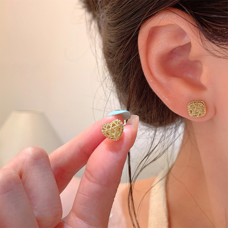 Golden hollowed-out small sugar stud earrings for women, with a light luxury and high-end feel, unique heart-shaped earrings, a new style of earrings in 2025 Application Scenario