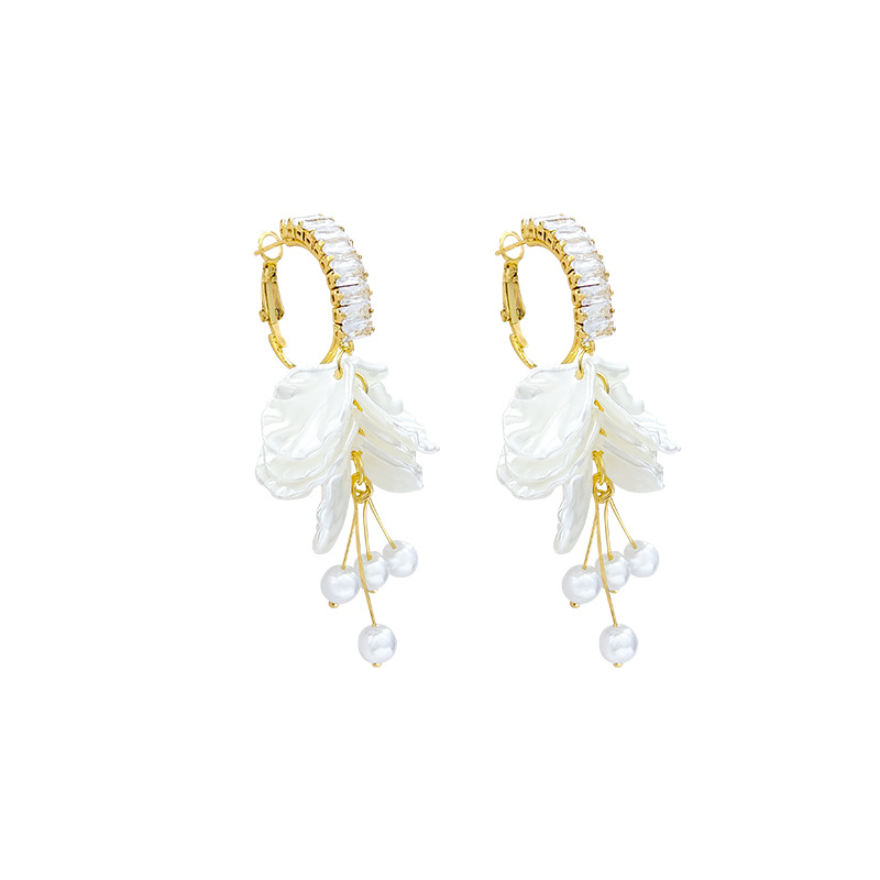Sweet petal tassel pearl earrings for women, with a grand and fashionable European and American style. Zircon stud earrings, unique and versatile, are popular online earrings Item Picture
