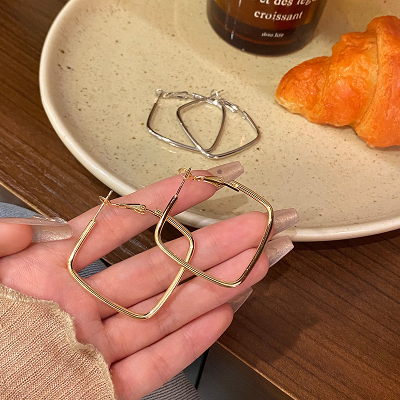 European and American exaggerated geometric plain ring earrings, versatile and elegant simple stud earrings, 925 silver needle best-selling earrings wholesale full figure