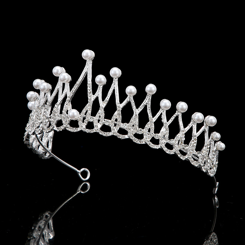 The bride's headwear is sweet water diamond. The bride's wedding crown is a wedding hair accessory. It is a Korean-style light luxury and simple princess crown hair band details Picture