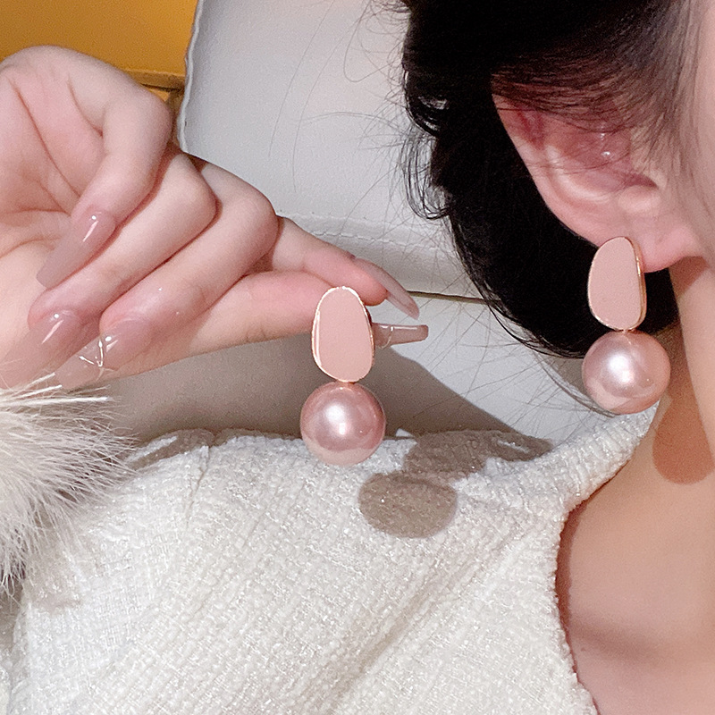 Light luxury French retro pearl earrings, women's fashion, niche design, high-end feel, the same style of ear studs and earrings as Internet celebrities details Picture