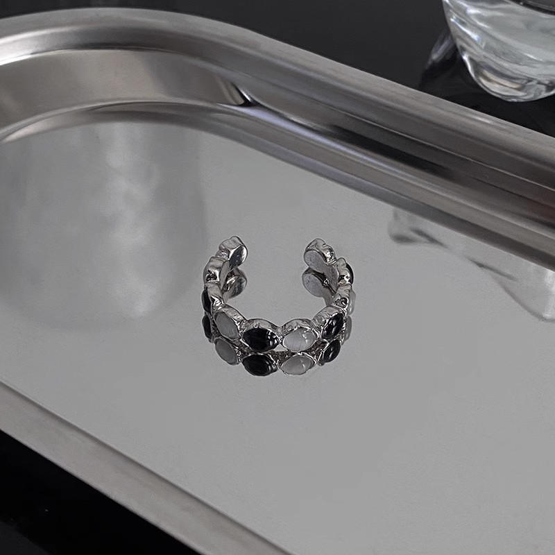 A niche design with black and white contrasting moonstone open ring for women on Instagram, featuring a cold style, high-end and light luxury personality Application Scenario