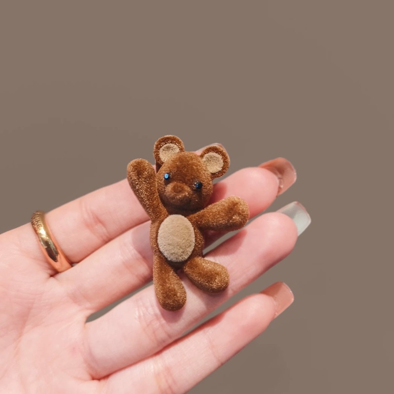Autumn and winter flocking, waving little bear side hair clip, delicate and small side hair clip, broken hair duckbill clip, straight clip Application Scenario