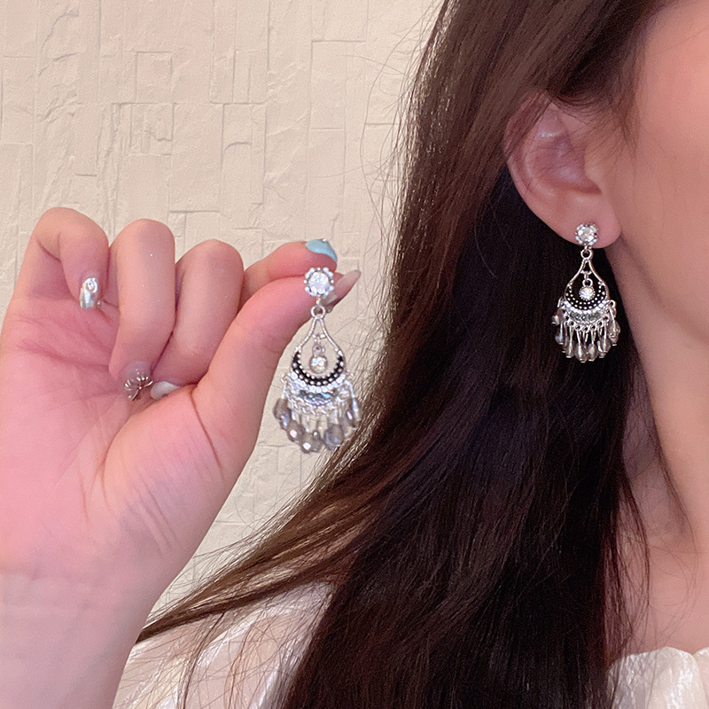 New Chinese ethnic style hollowed-out teardrop earrings, versatile and elegant tassel earrings, personalized and high-end earrings wholesale Application Scenario
