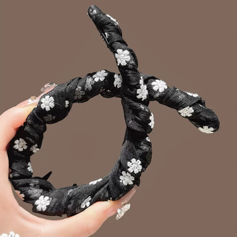 Spring 2025 new flower-embroidered headband with teeth, anti-slip pressure hair clip, daily simple hair tie, hair band for women Application Scenario