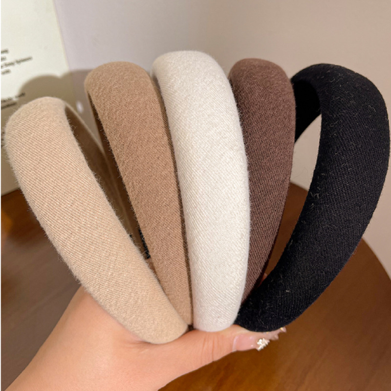 The Maillard hairband is a new high-end headwear for women, featuring a sponge hairpin in coffee color and a high top pressure on the head details Picture