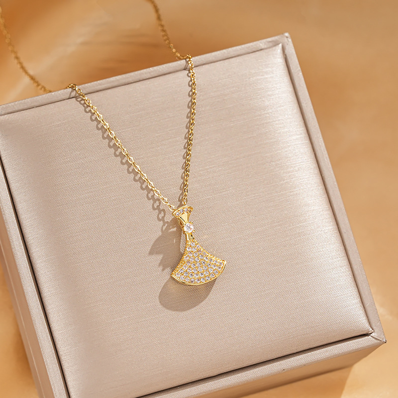 Copper-inlaid zircon pendant, titanium steel necklace, classic and dynamic women's fashion, collarbone chain, niche high-end accessory details Picture