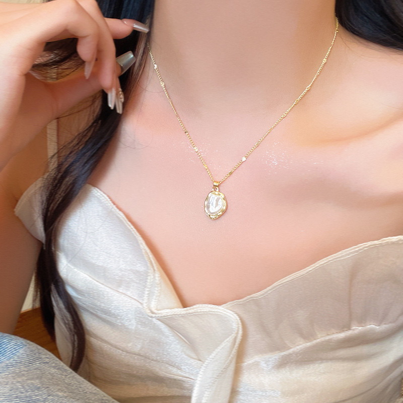 Light luxury French pearl necklace, a niche accessory for women, a high-end neckchain, a new bestseller in 2025, a collarbone chain pendant details Picture