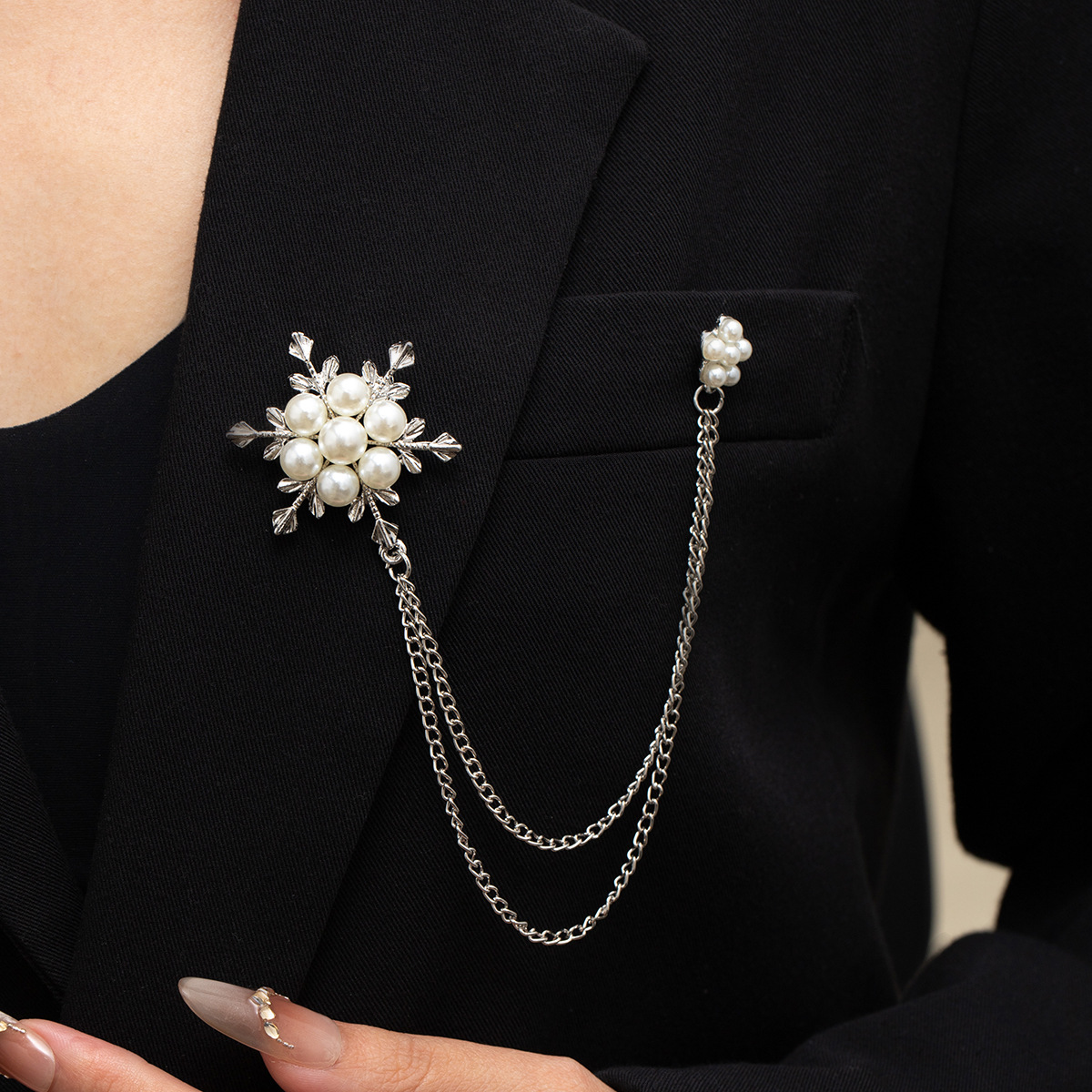 Korean-style light luxury tassel elegance brooch, snowflake pearl chain, high-end suit brooch, simple yet luxurious brooch accessory full figure