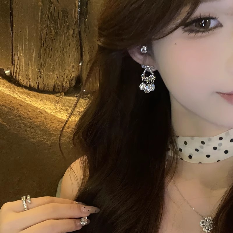 Exquisite heavy industry micro-inlaid sparkling diamond tassel earrings, a woman's light luxury and high-end look, slimming ear studs, fashionable and internet-famous earrings Application Scenario