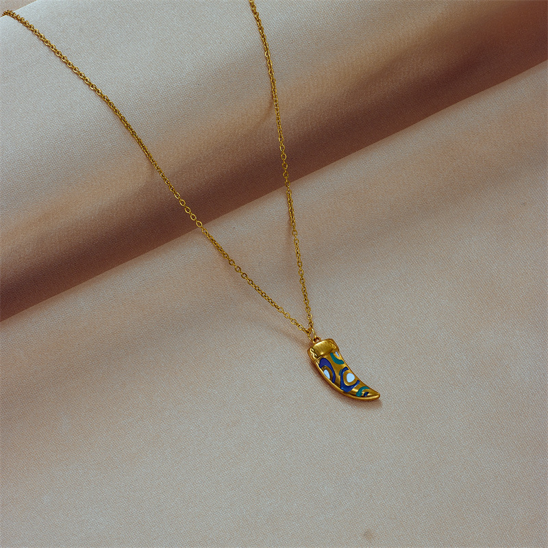 Fashionable and niche ethnic style design, metal titanium steel horn, colorful oil-dripping pendant chain accessory, retro necklace details Picture
