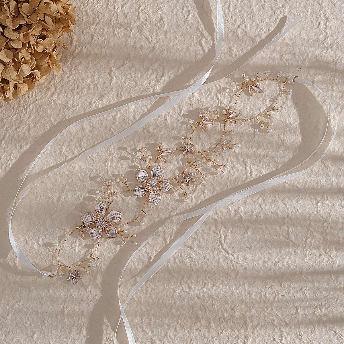 Wholesale of simple European and American bride accessories, thin picture craftsmanship, flower alloy handcrafted hair bands, pearl and rhinestone bride headwear Specification drawing