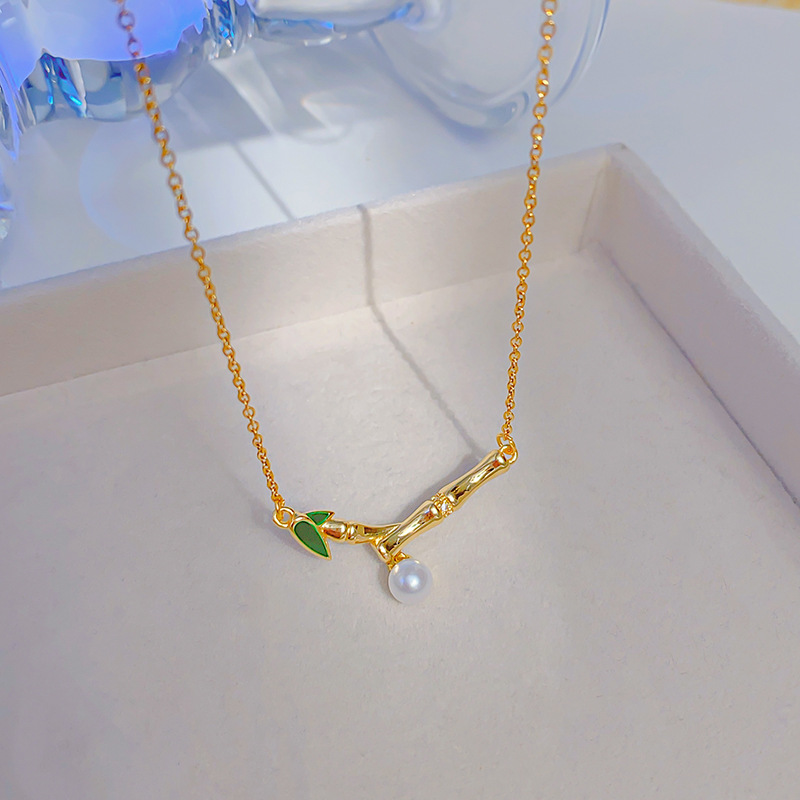 This is a genuine gold electroplated small bamboo joint titanium steel necklace with a fashionable and light luxury design. It features a pearl pendant and a collarbone chain, making it a versatile accessory Specification drawing