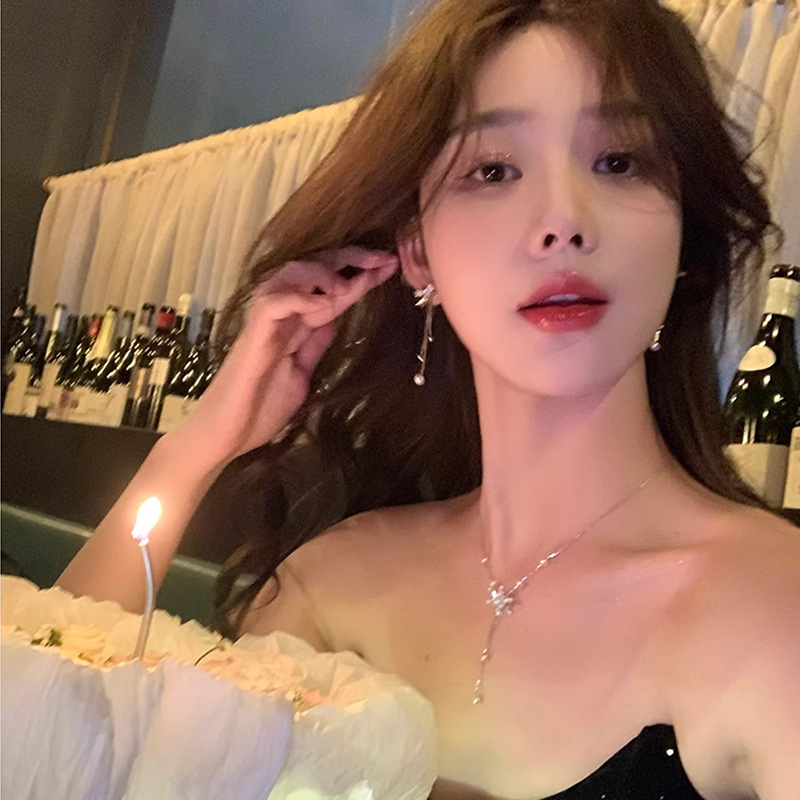 Bow slightly inset tassel earrings, a niche design sense, a high-end and cold style, trendy earrings, 925 silver needle earrings Application Scenario