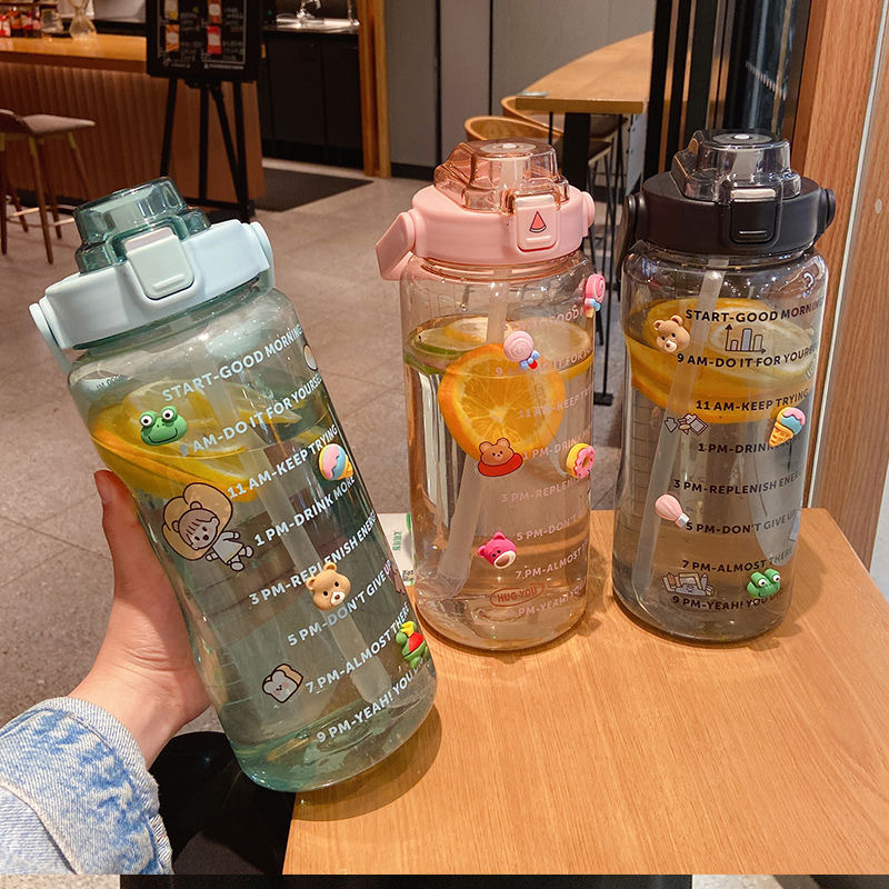 Wholesale of large-capacity water bottles with straws, transparent and aesthetically pleasing simple plastic cups for carrying scale sports water cups full figure