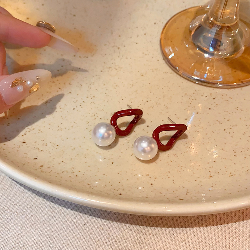 The Ankela red pearl contrasting color earrings for autumn and winter are versatile for women, with a retro and high-end feel. The commuter stud earrings are a unique and popular accessory Specification drawing