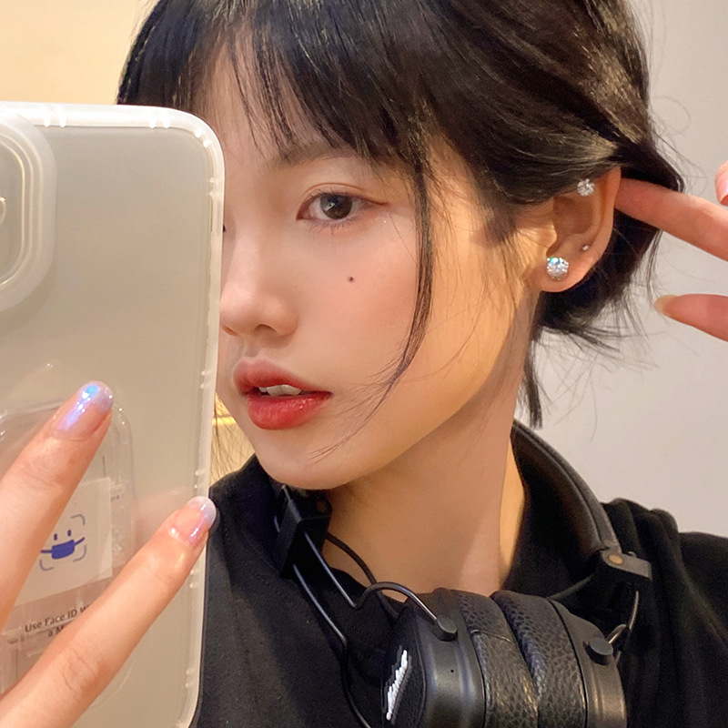 Exquisite zircon magnetic ear studs, women's no-ear piercings ear clips, ins light luxury fashion, versatile and simple earrings Application Scenario