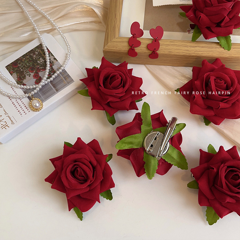 The Ougensha rose hair clip exudes a high-end feel. It features a forest-style fairy-like fringe clip and a forehead cliffhanger headpiece Application Scenario