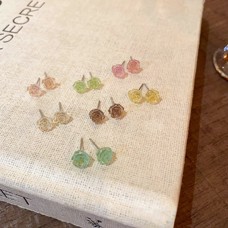 Simple and small rose flower stud earrings, delicate and versatile forest-themed earrings, super ethereal and fresh style earrings wholesale full figure