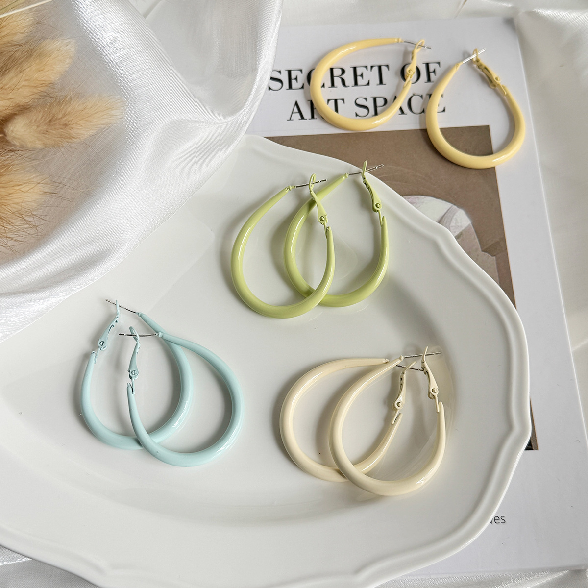 Dopamine Oval teardrop ear rings 2025 New bestseller Sweet and fashionable earrings, simple and fresh earrings for women Specification drawing