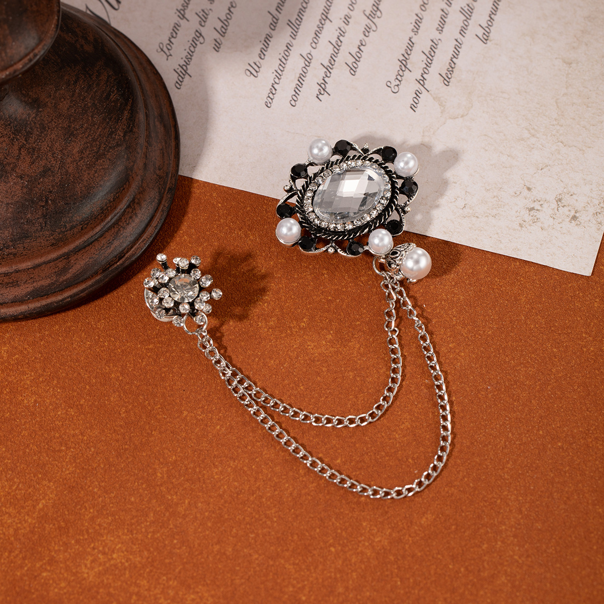 European and American retro British style pearl brooch, fashionable men's suit accessories, gemstone chain, diamond-encrusted firework brooch Application Scenario