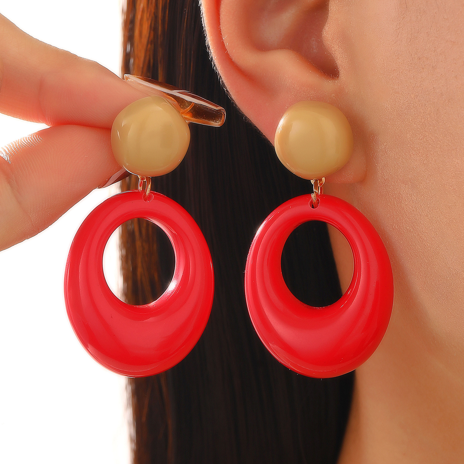 Retro color-blocking circle resin earrings, Hong Kong style, fashionable and niche atmosphere, spring and summer dopamine high-end stud earrings for women Application Scenario