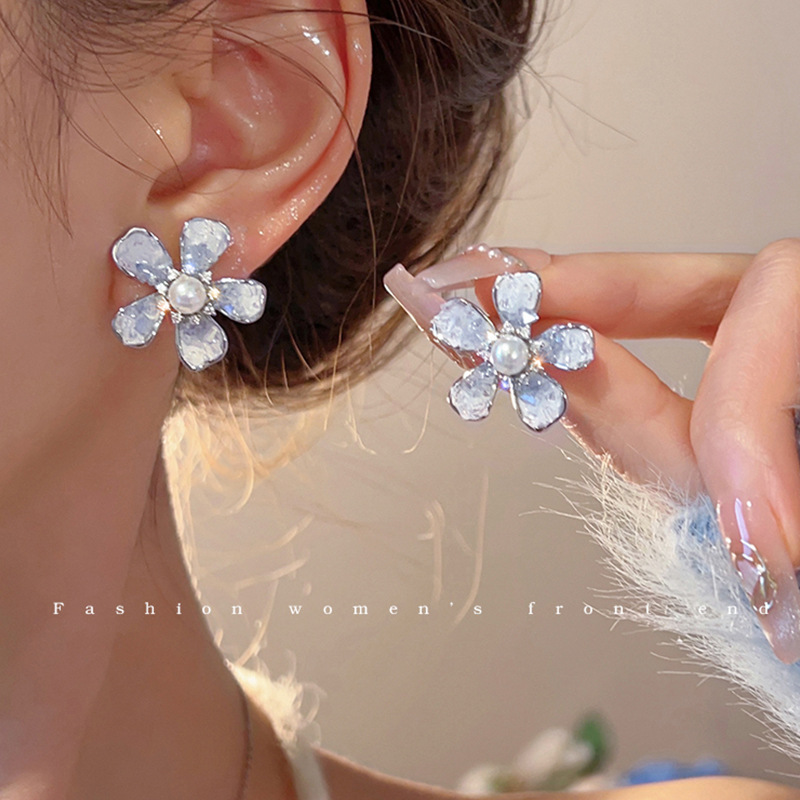 Blue gradient flower pearl stud earrings, a light luxury and niche design for women, exude a sense of sophistication and unique charm. They are popular earrings on the Internet full figure