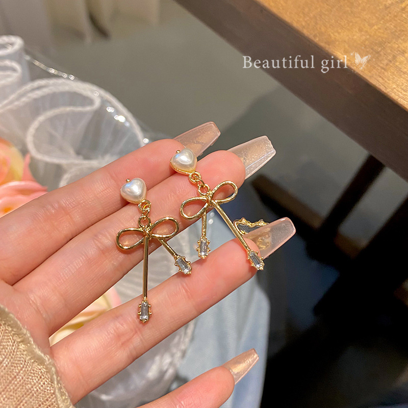 Korean-style simple bow earrings for women, exuding a light luxury and high-end charm. Versatile tassel heart-shaped stud earrings are best-selling earrings full figure