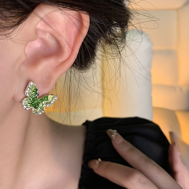 Forest-themed green crystal butterfly earrings for women, summer French retro gradient stud earrings, elegant and high-end, popular earrings Application Scenario